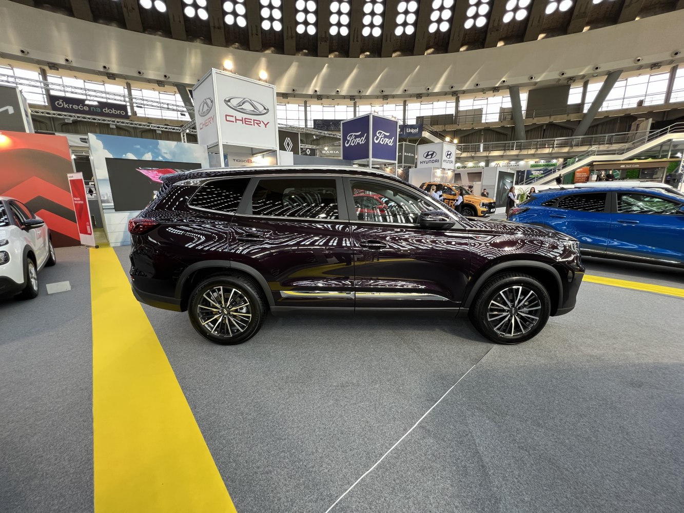 Side profile of an SUV with multi-spoke alloy wheels