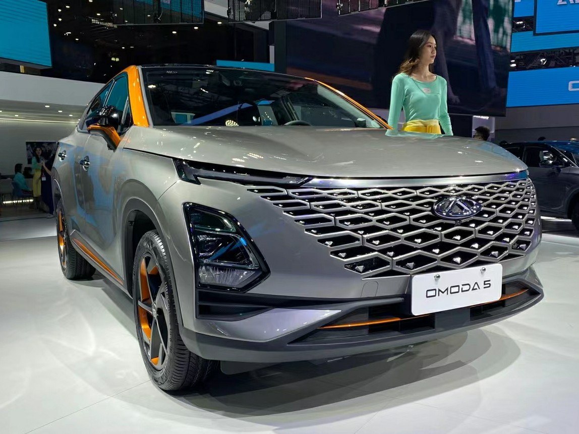 Modern front grille with diamond pattern and split headlights