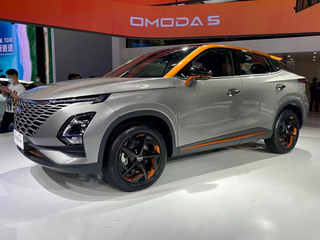 Front-side view of SUV with orange trim on rims and roof.