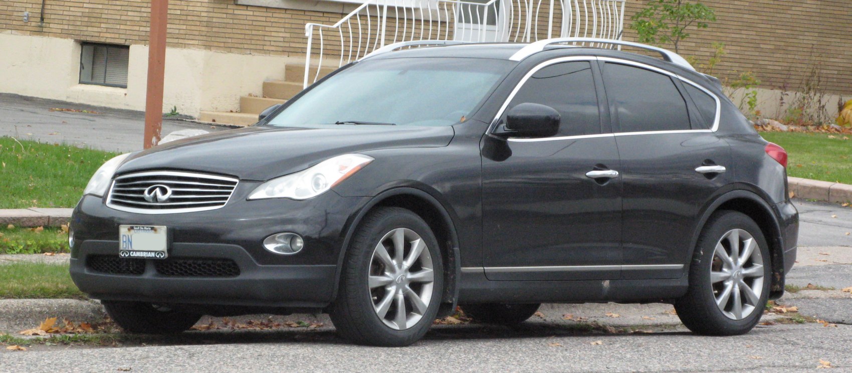 Front side view with roof rails and multi-spoke alloy wheels
