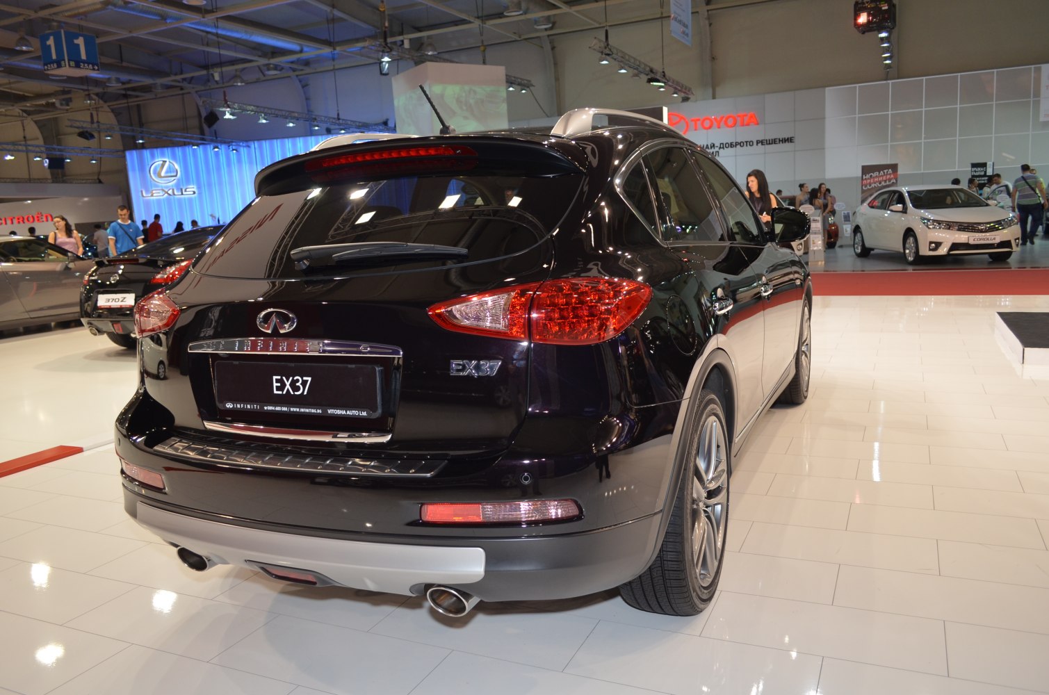 Rear view with dual exhaust and LED tail lights