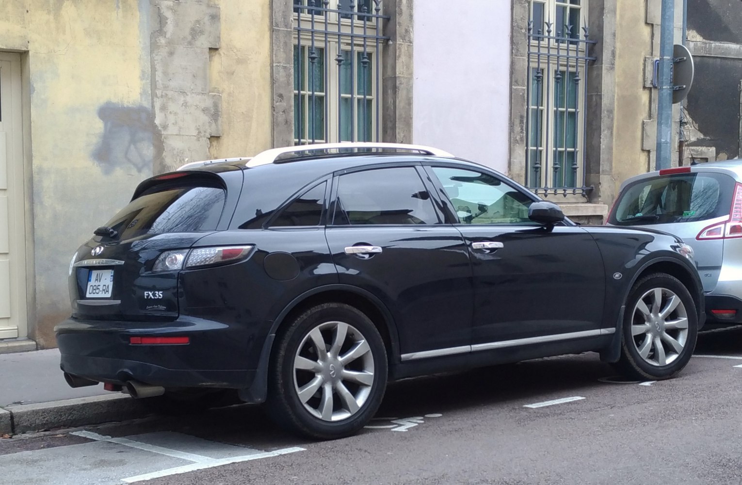 Black SUV side and rear view with alloy wheels and tinted windows
