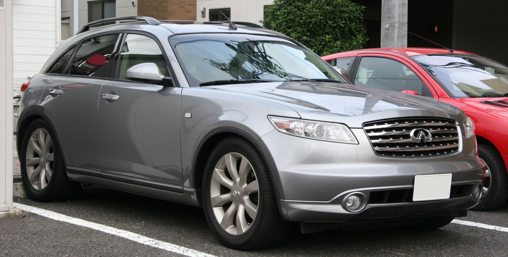 Front-side view with alloy wheels and roof rails