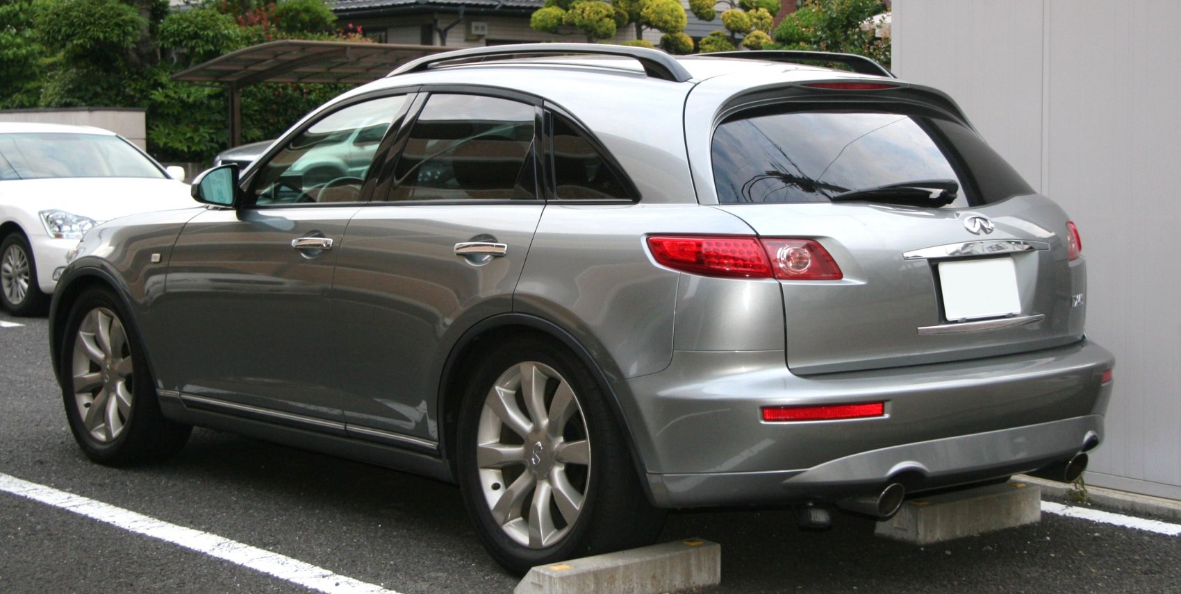 Rear side view with roof rails and dual exhaust