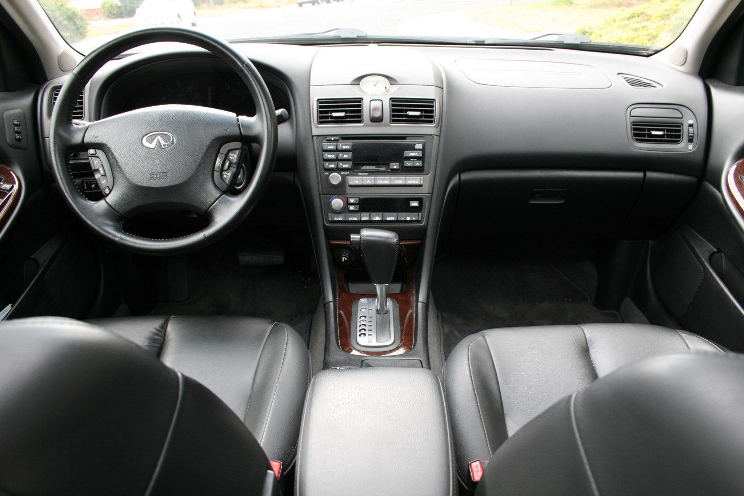 Leather seats, multifunction steering wheel, dashboard with central console and automatic gear shift