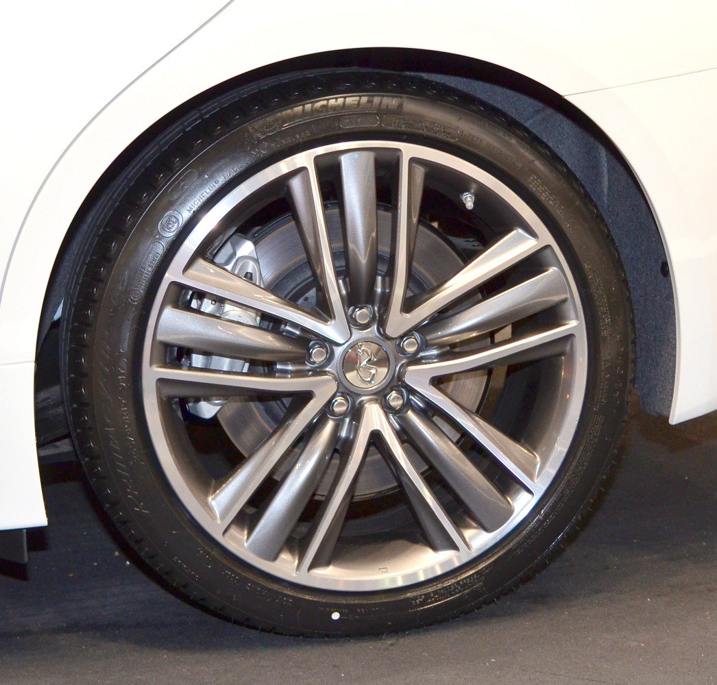 Multi-spoke alloy wheel with visible disc brake and Michelin tire