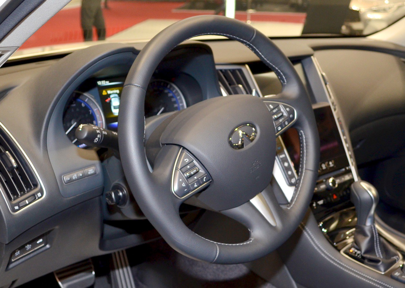 Steering wheel and center console with gear shift