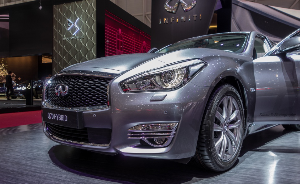 Hybrid Infiniti Q70 facelift front grille, headlight, and wheel