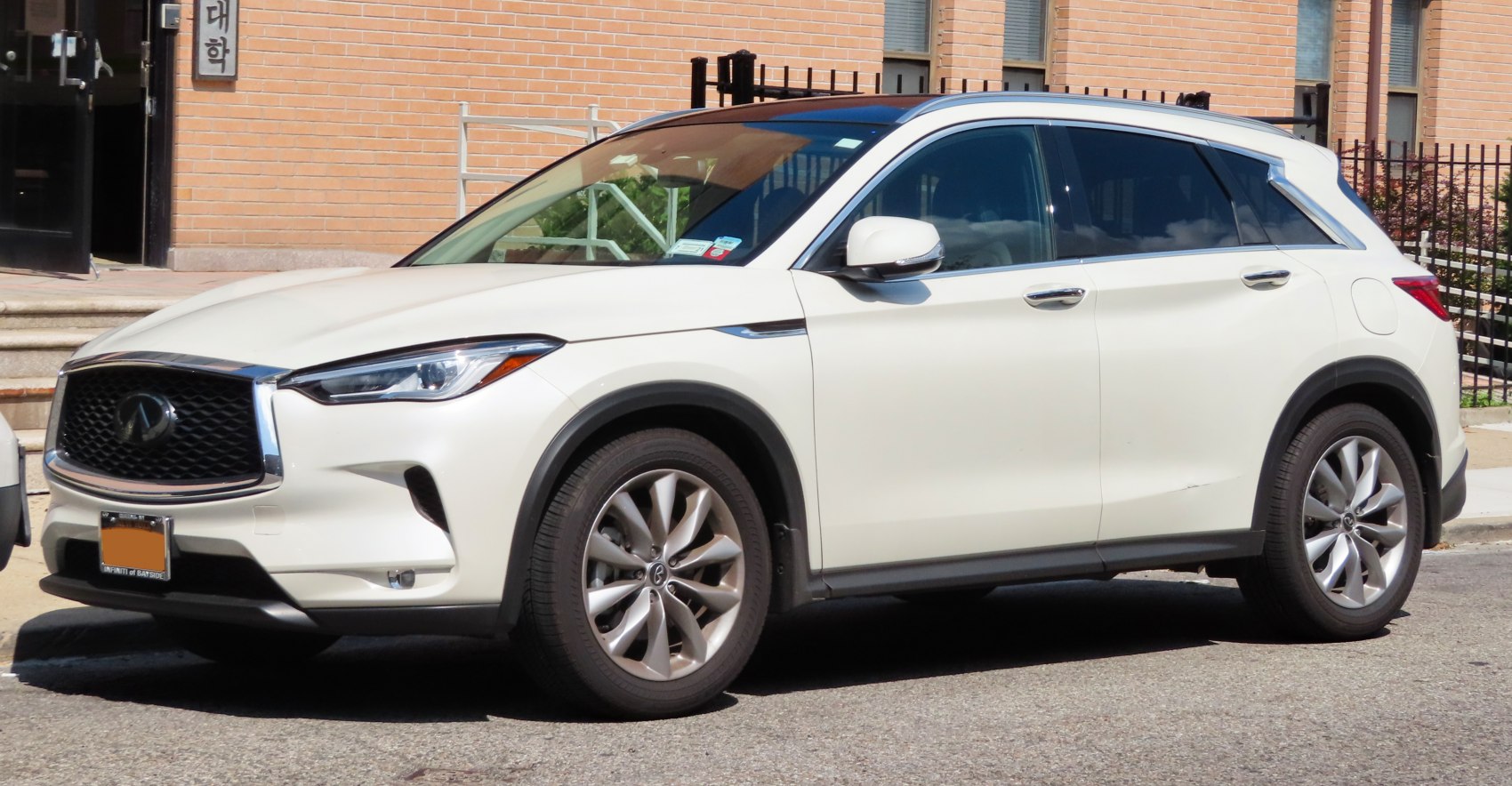 Front grille and side profile of a modern luxury SUV.
