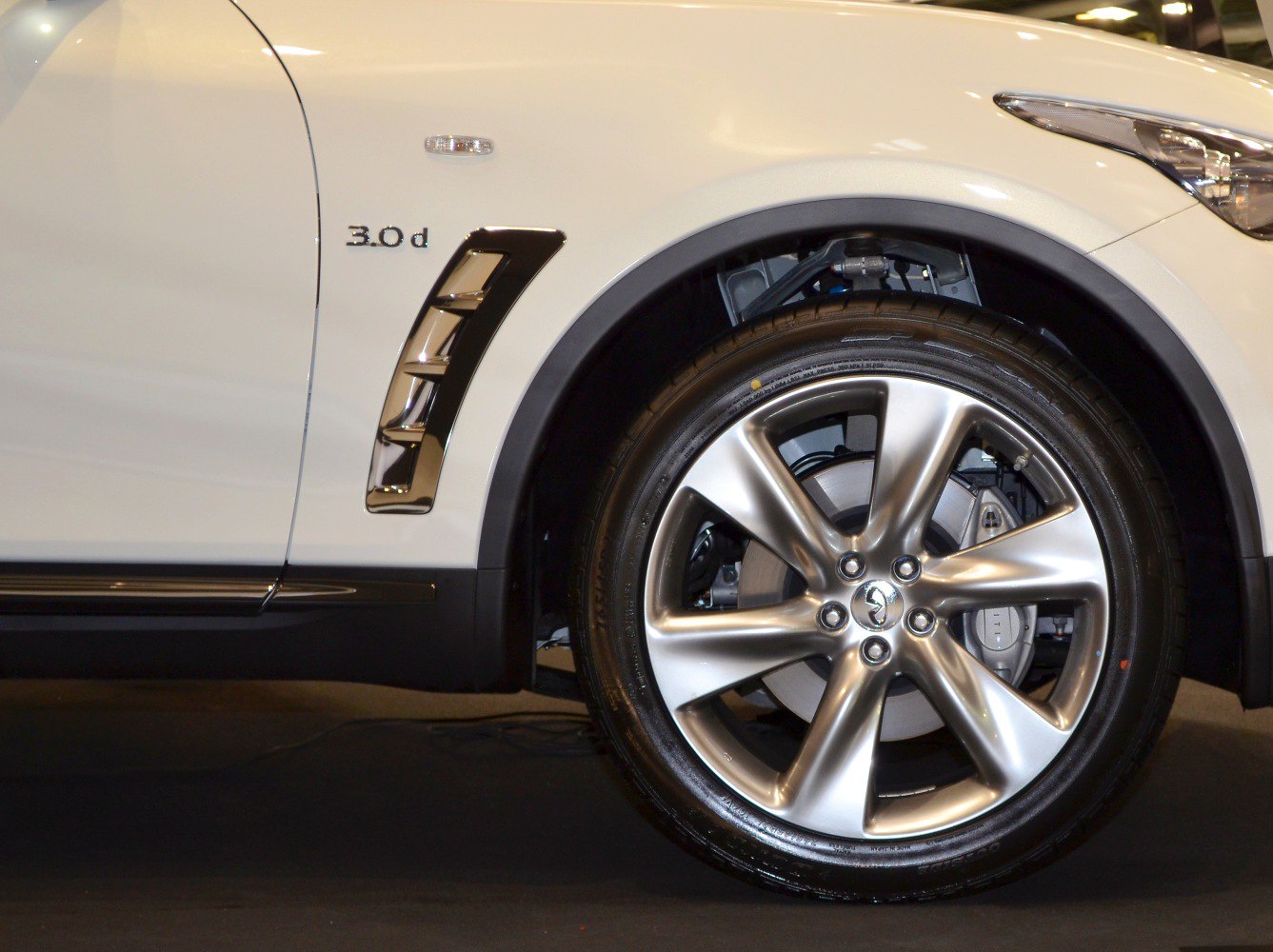 Front wheel with alloy rim and 3.0d fender vent