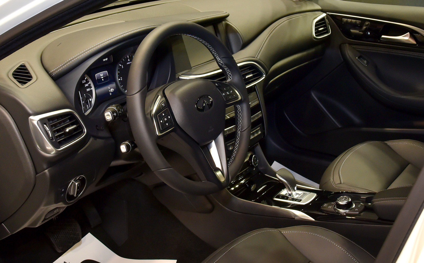Steering wheel and dashboard with leather upholstery and control buttons