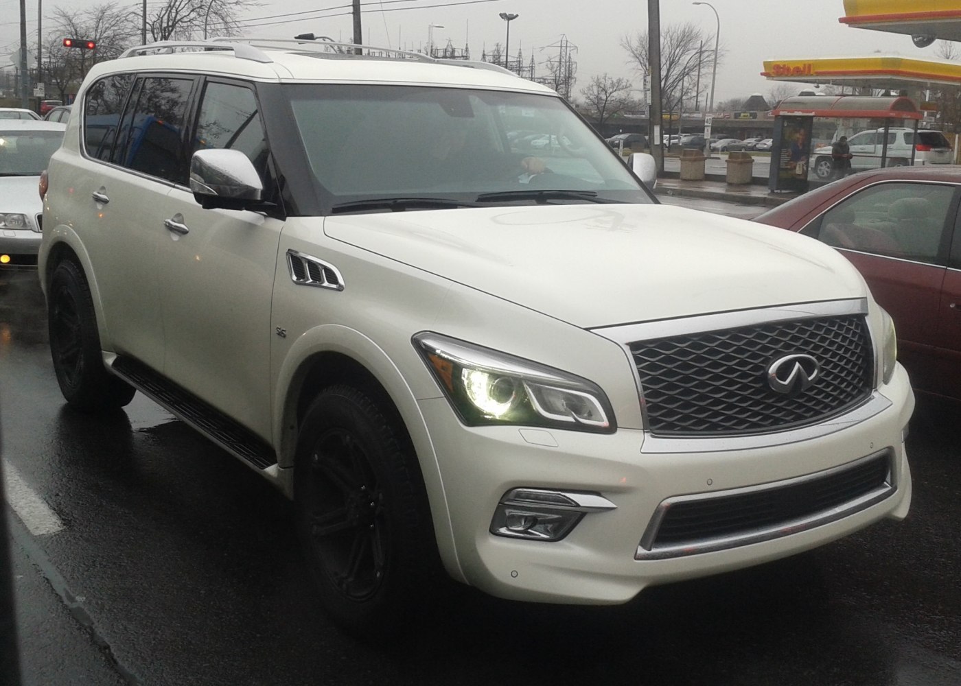 Large SUV with mesh grille and LED headlights, front three-quarter view