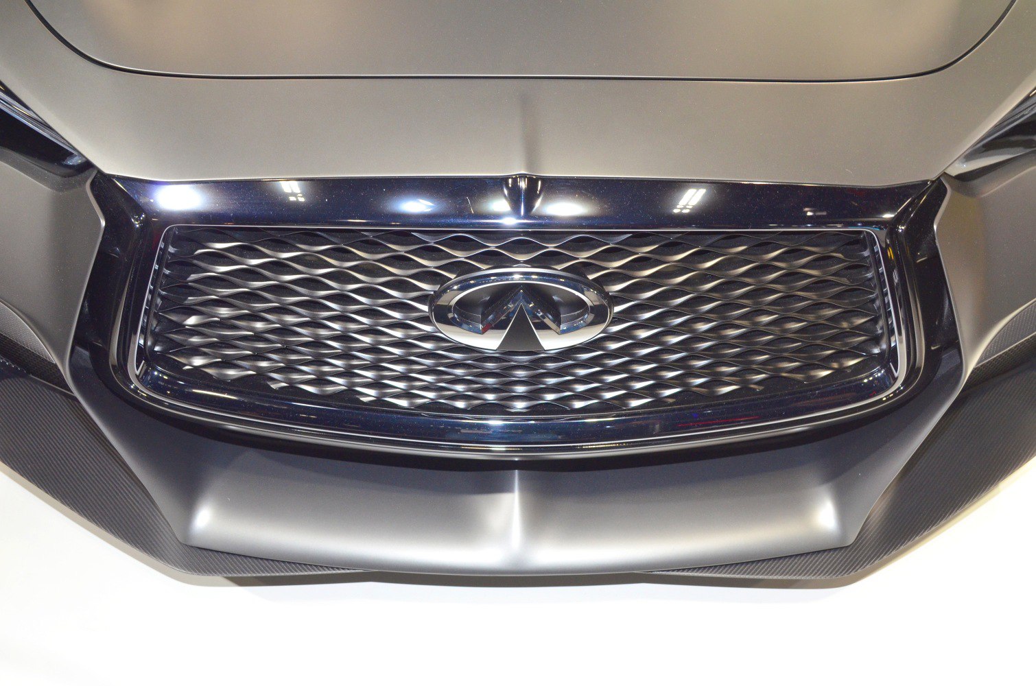 Glossy black mesh front grille with aerodynamic front fascia.
