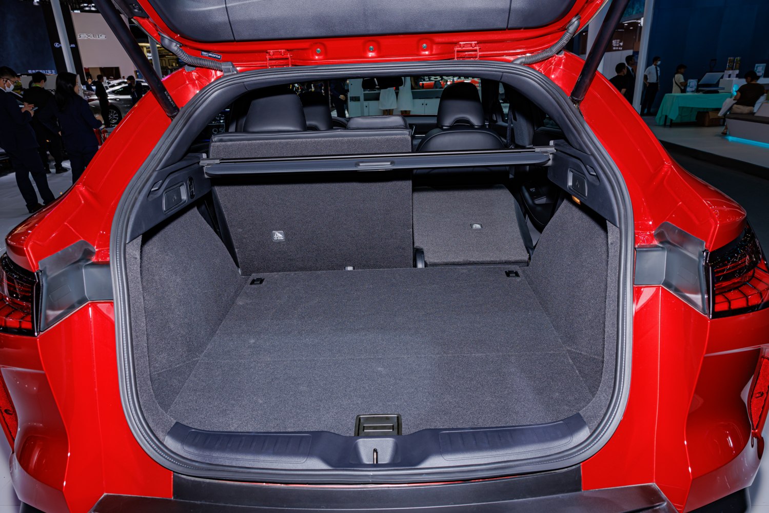 Spacious cargo area with split-fold rear seats