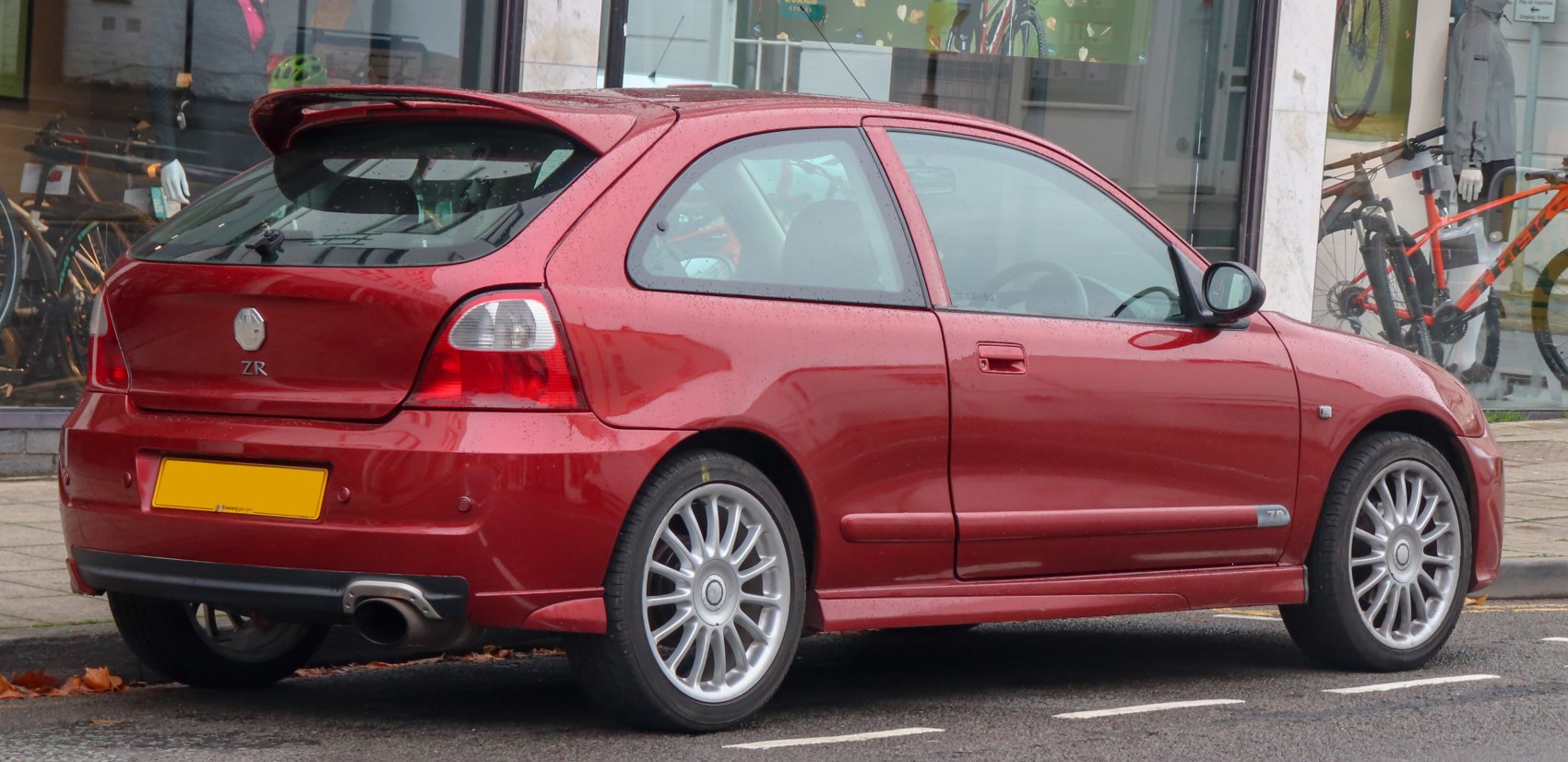 Rear side profile with alloy wheels and roof spoiler