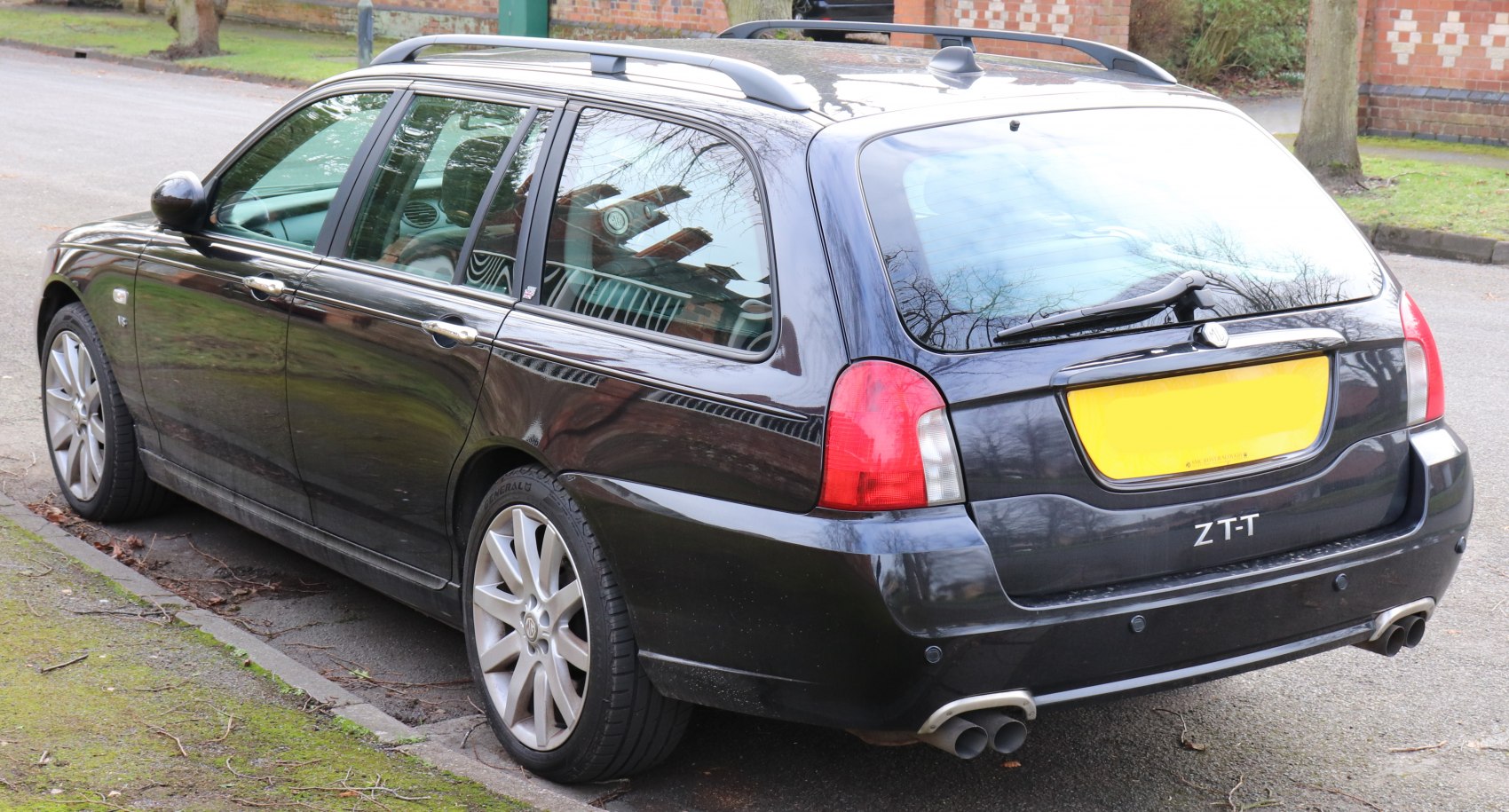 Rear and side view of facelift estate with dual exhaust and roof rails