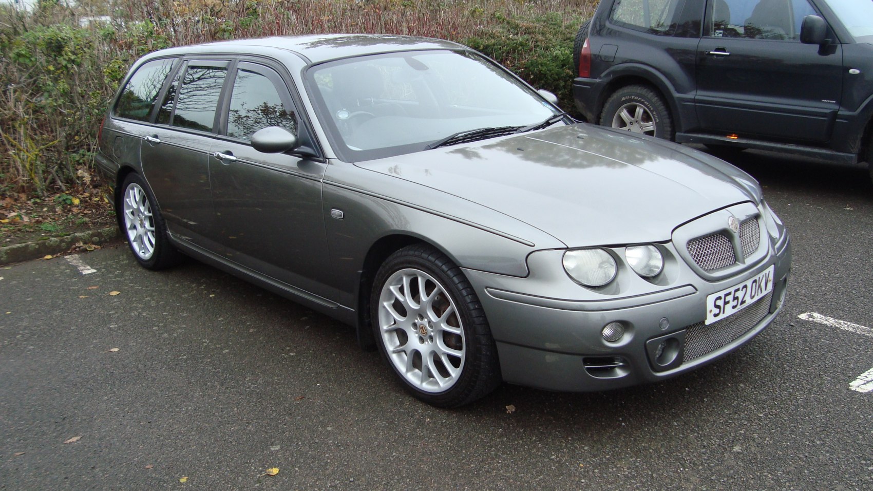 Station wagon with alloy wheels and front fog lights
