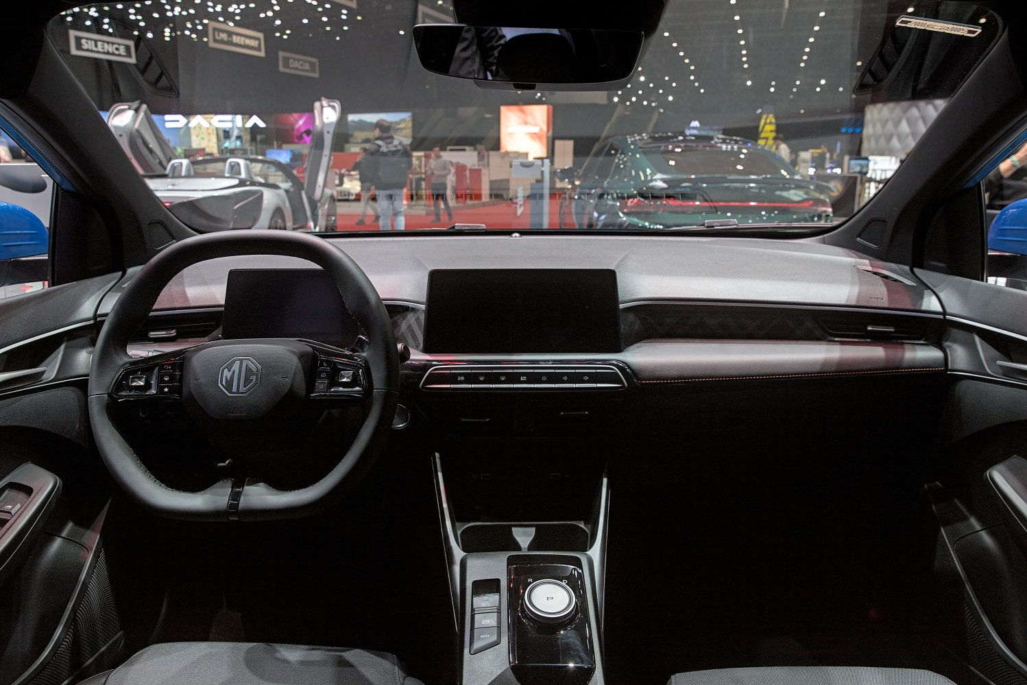 Steering wheel and digital dashboard with central touchscreen display
