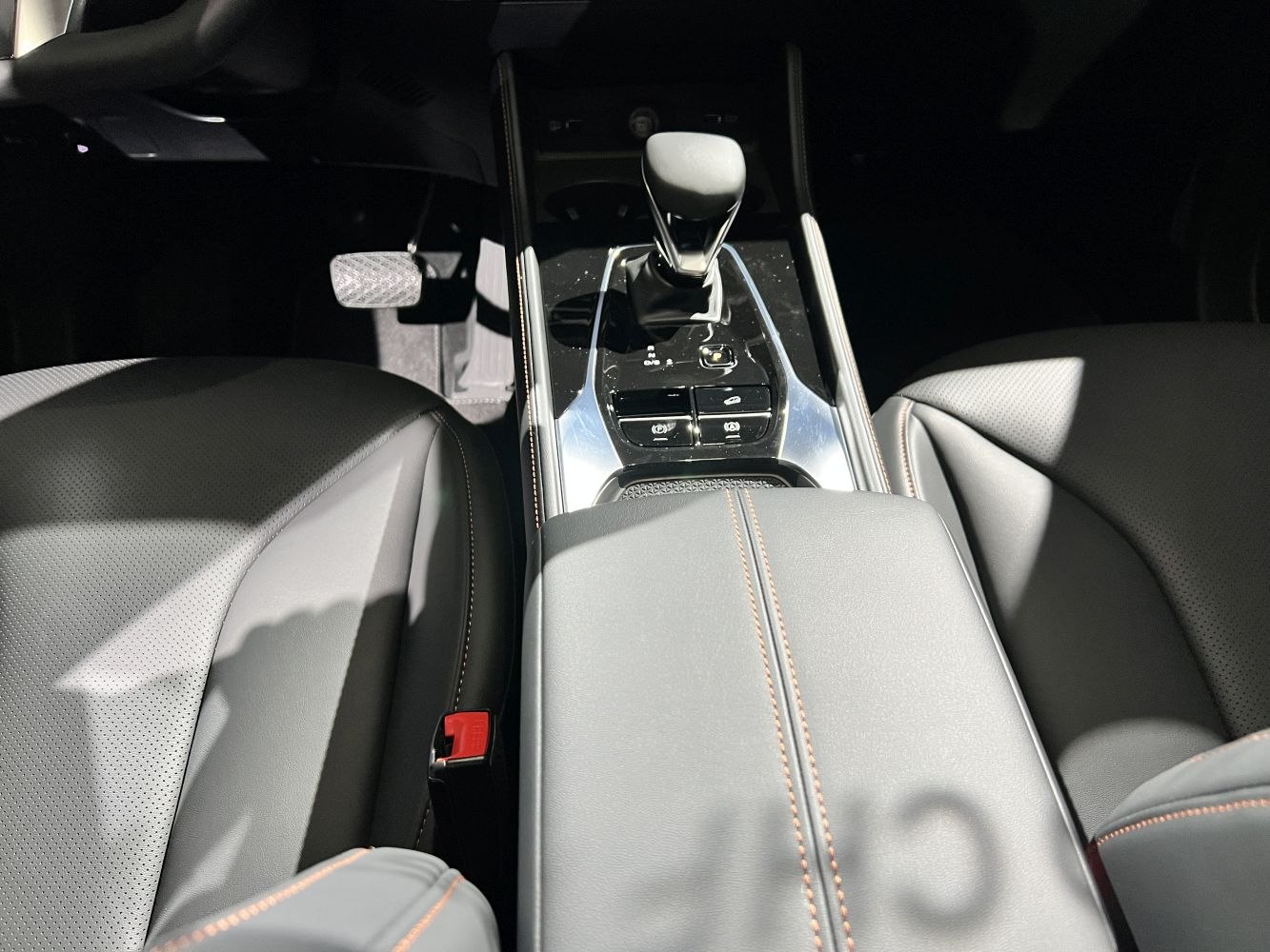 Gear shift console with leather seats and detailed stitching