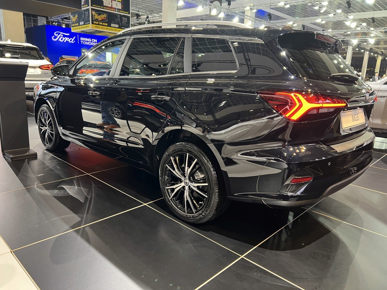 Black wagon rear side with LED tail lights and sporty multi-spoke wheels
