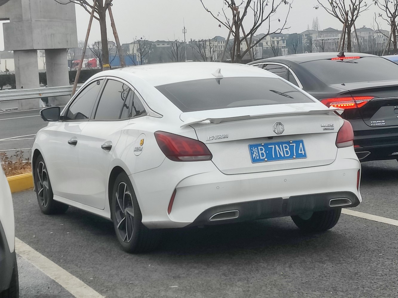 Rear view with sporty spoiler and dual exhaust