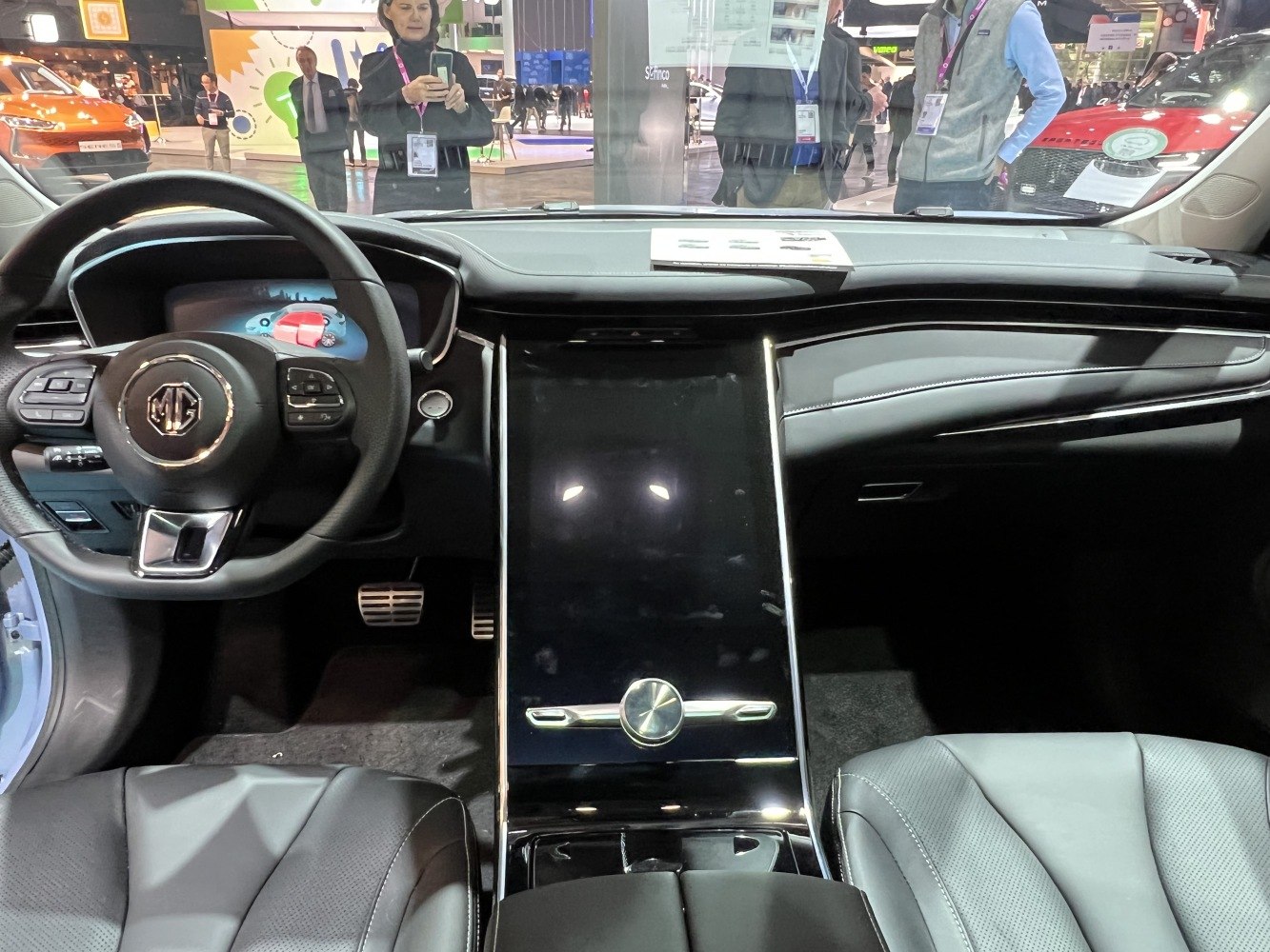 Steering wheel and vertical touchscreen dashboard