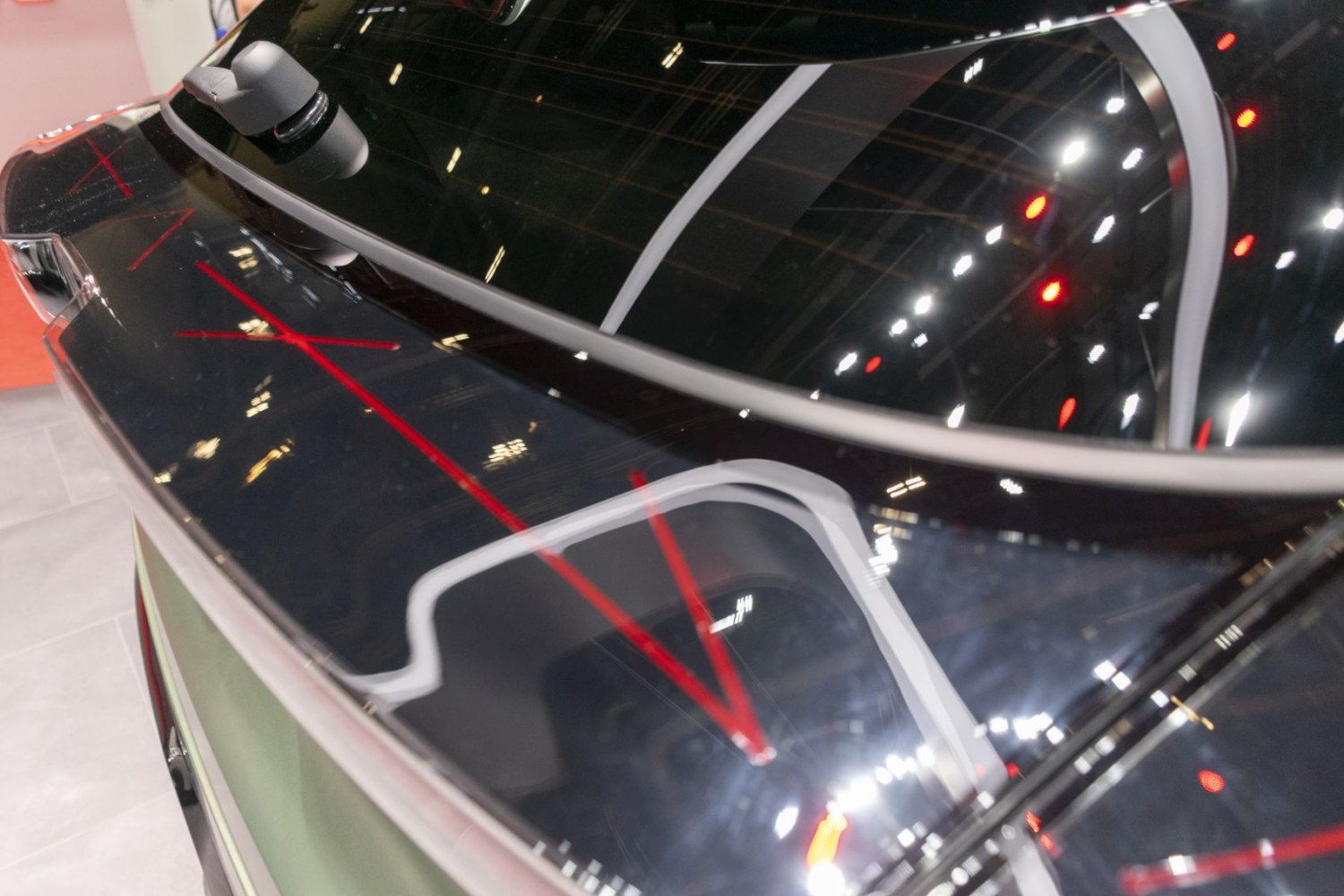 Close-up of rear glass, roof, and antenna of a modern electric vehicle