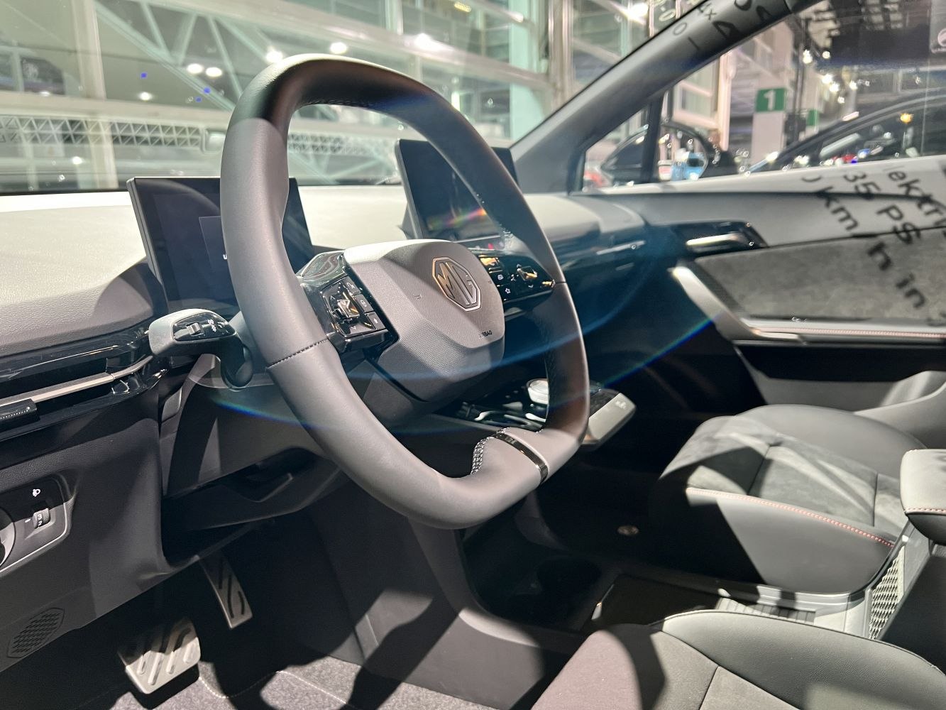 Steering wheel and digital dashboard with control buttons