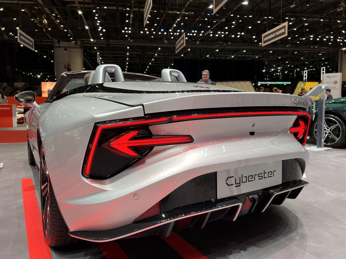 Futuristic rear design with LED arrow-shaped tail lights
