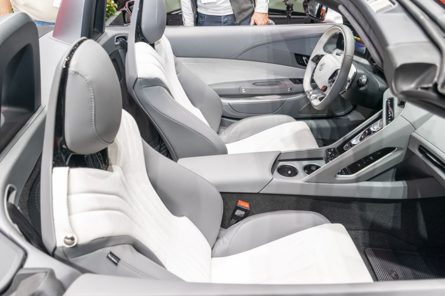 Sporty seats and modern cockpit with crafted center console