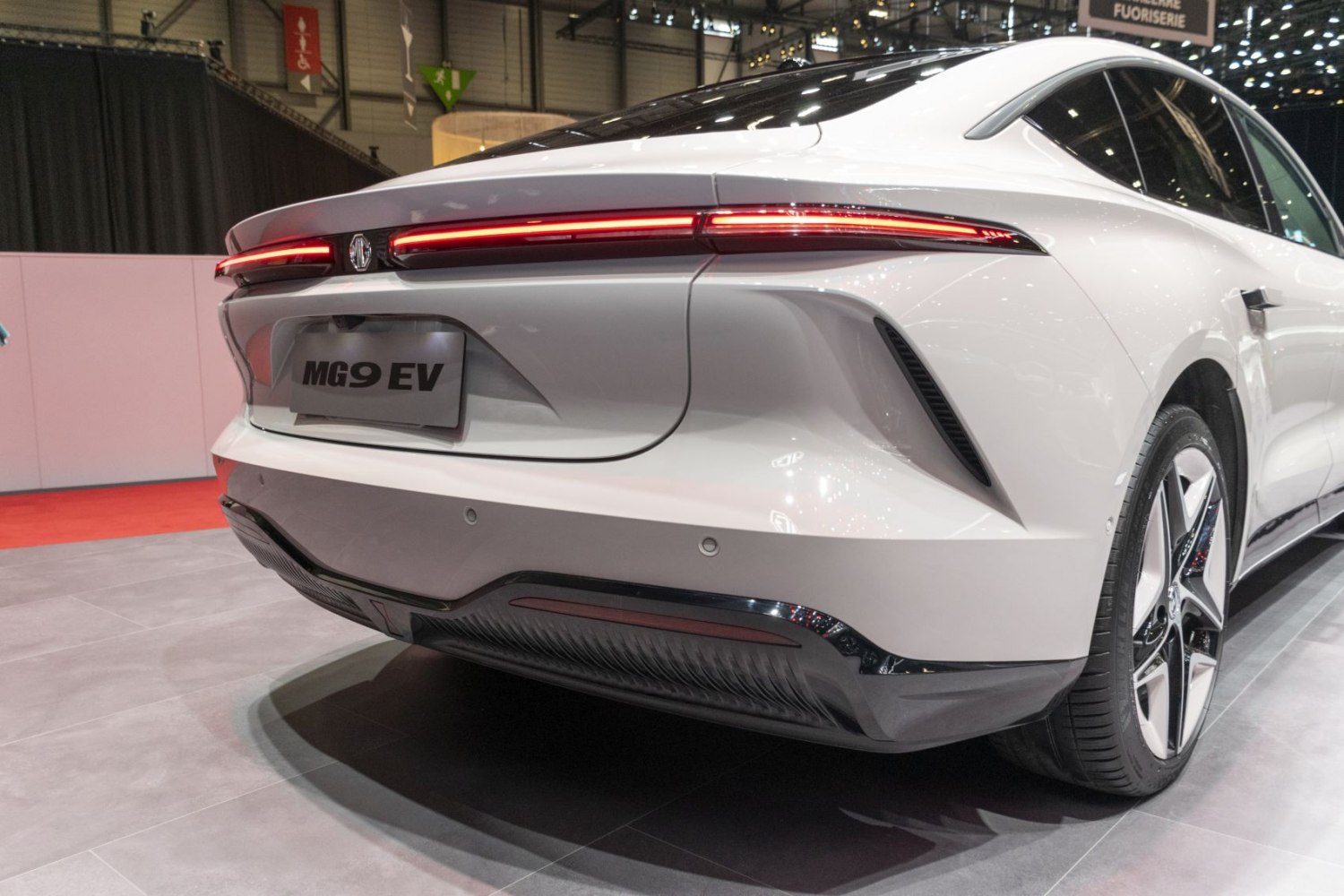 Sleek rear with LED light bar and aerodynamic diffuser
