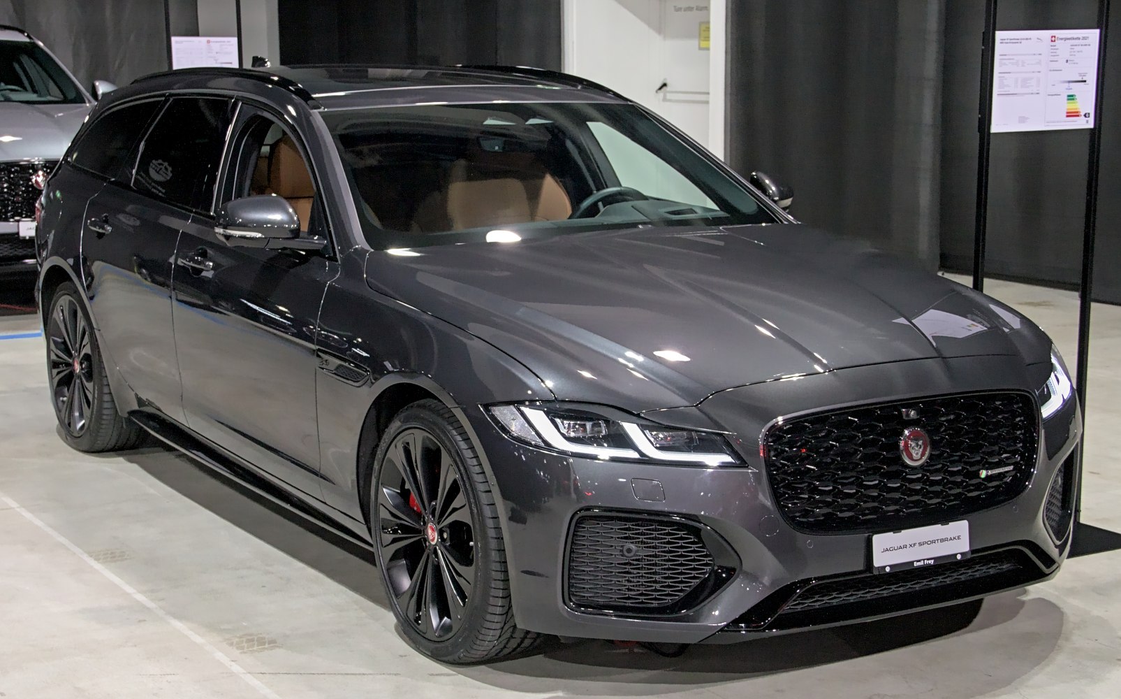 Black front grille and alloy wheels with sporty design