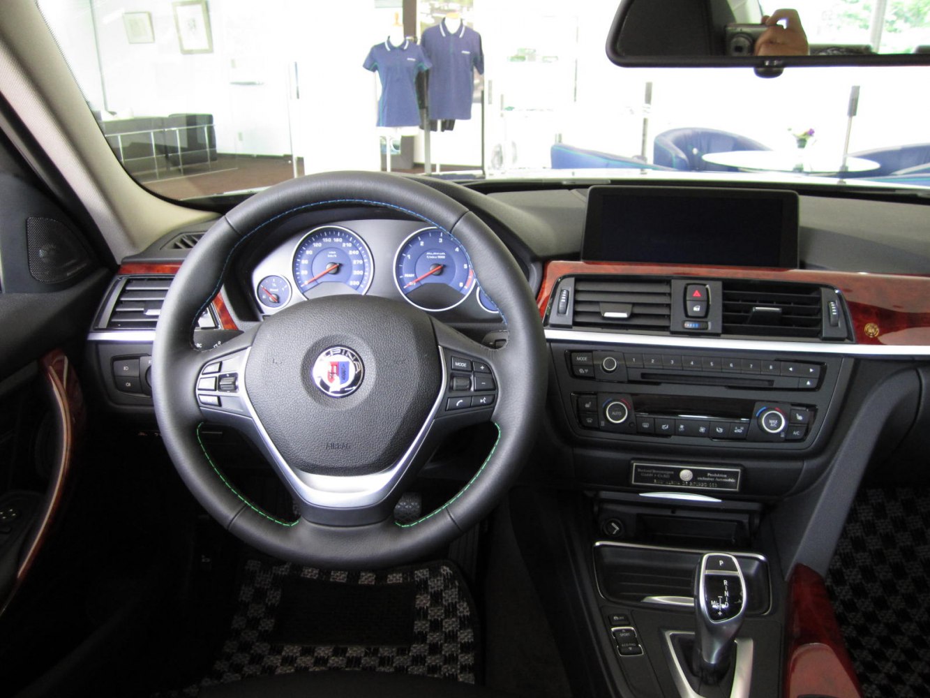 Steering wheel and dashboard with instrument cluster and center console