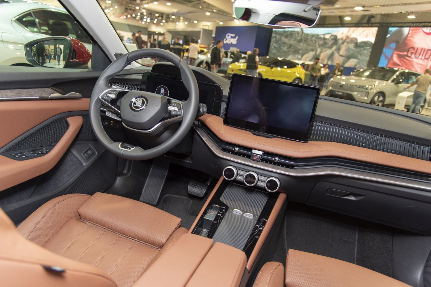 Digital instrument cluster and large touchscreen dashboard