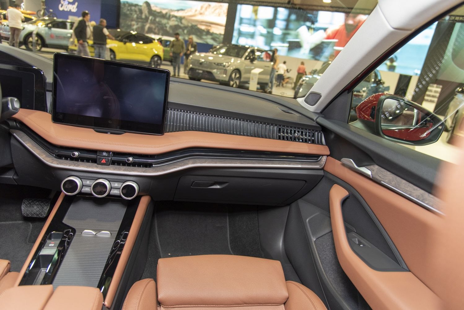 Digital display and three rotary climate controls in premium two-tone leather interior