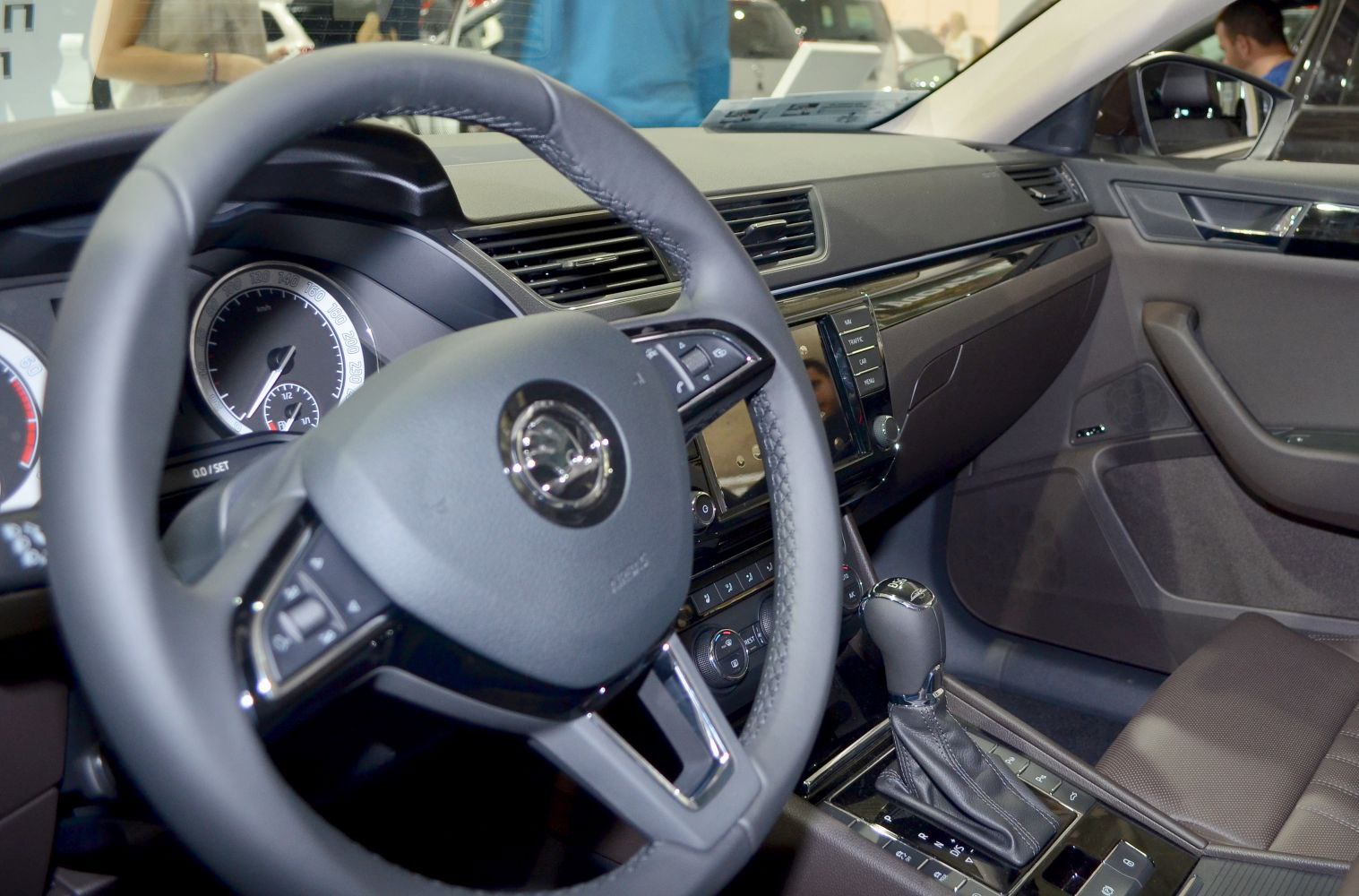 Steering wheel, dashboard, and gear shift interior features