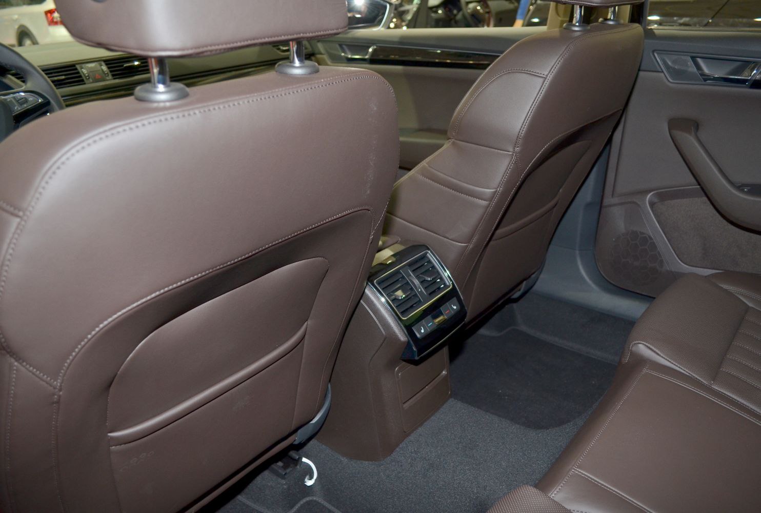Rear seat air vents and brown leather upholstery