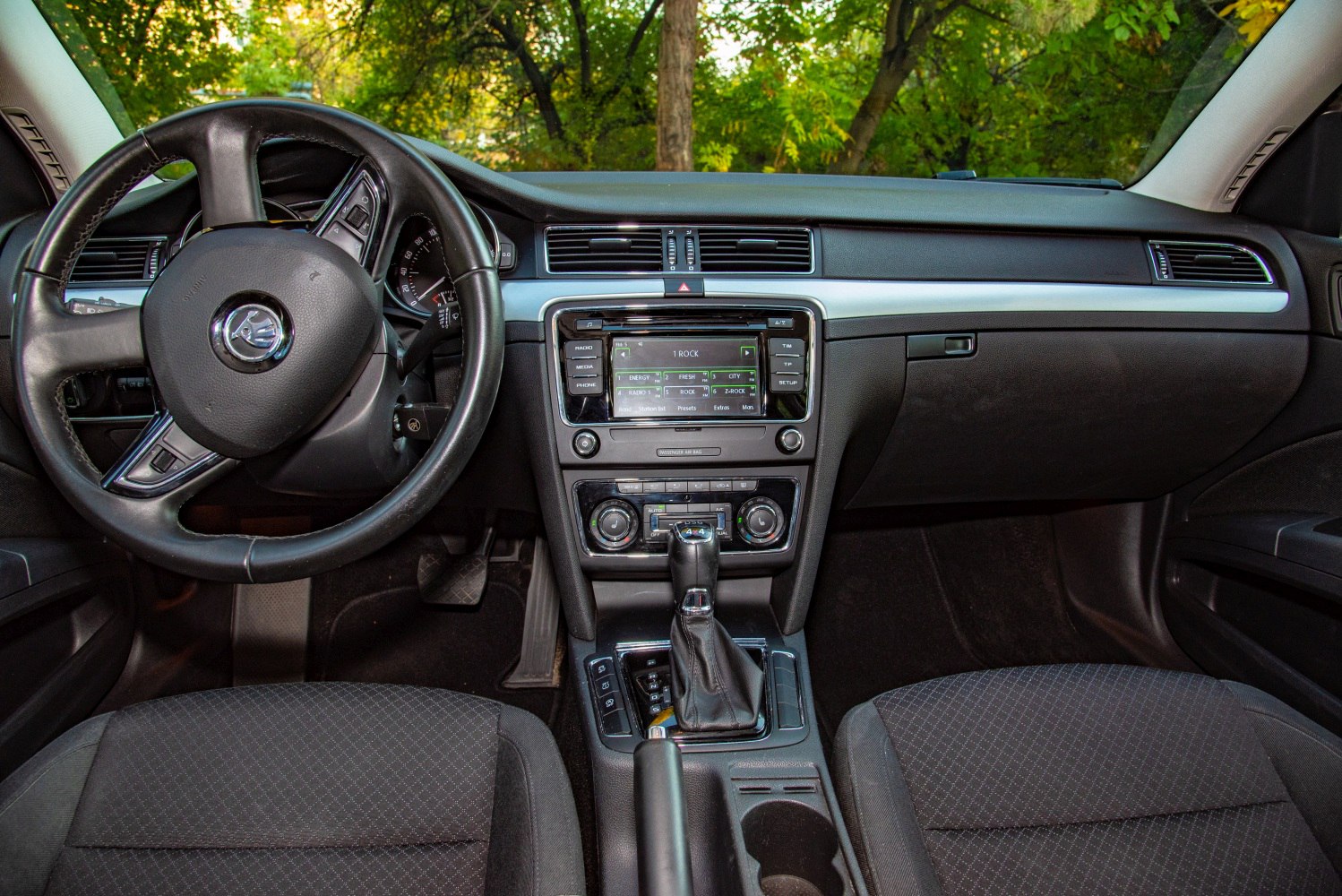 Steering wheel, dashboard, infotainment system, and gear shifter interior