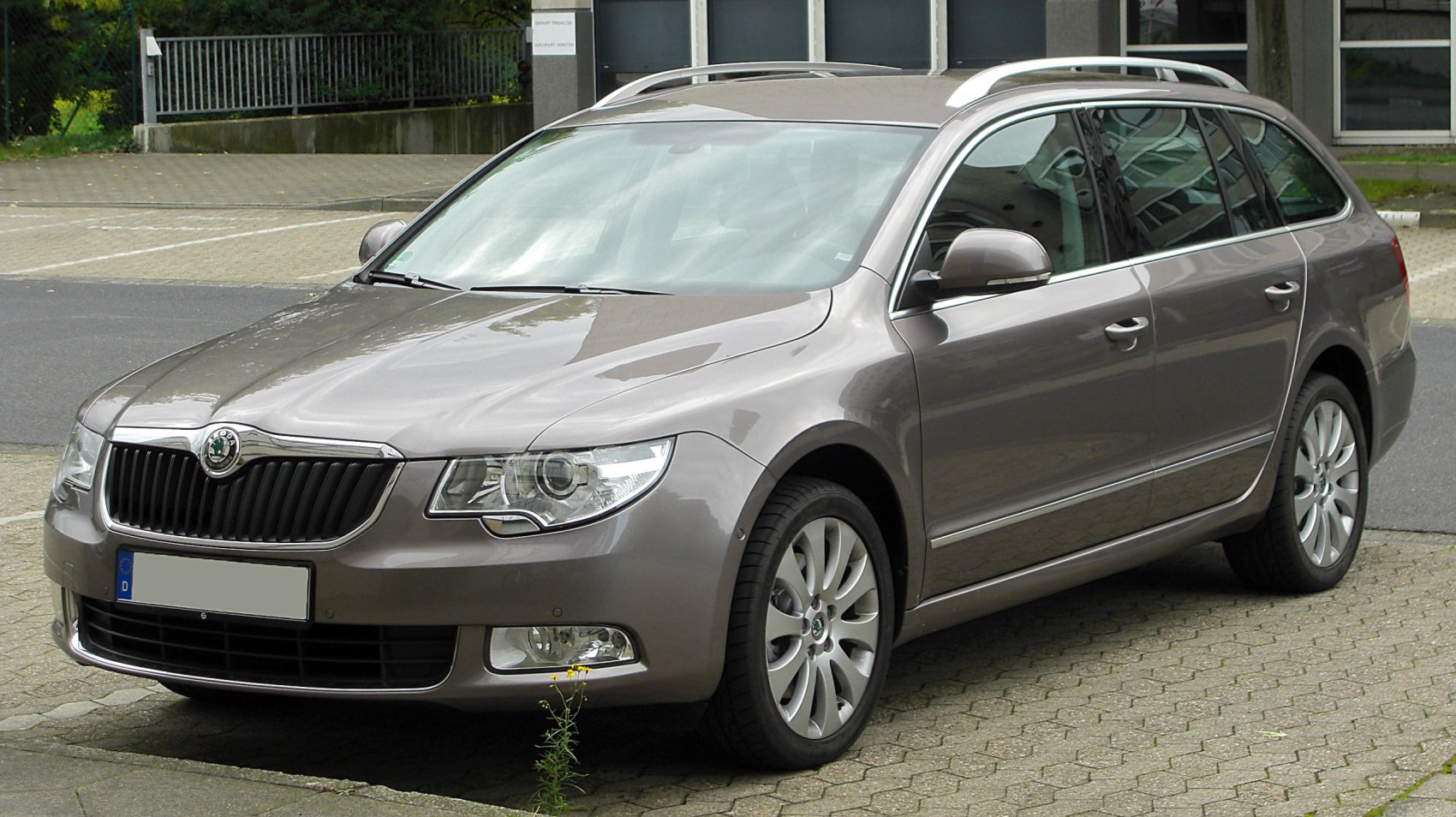 Front-side view of station wagon with roof rails and alloy wheels