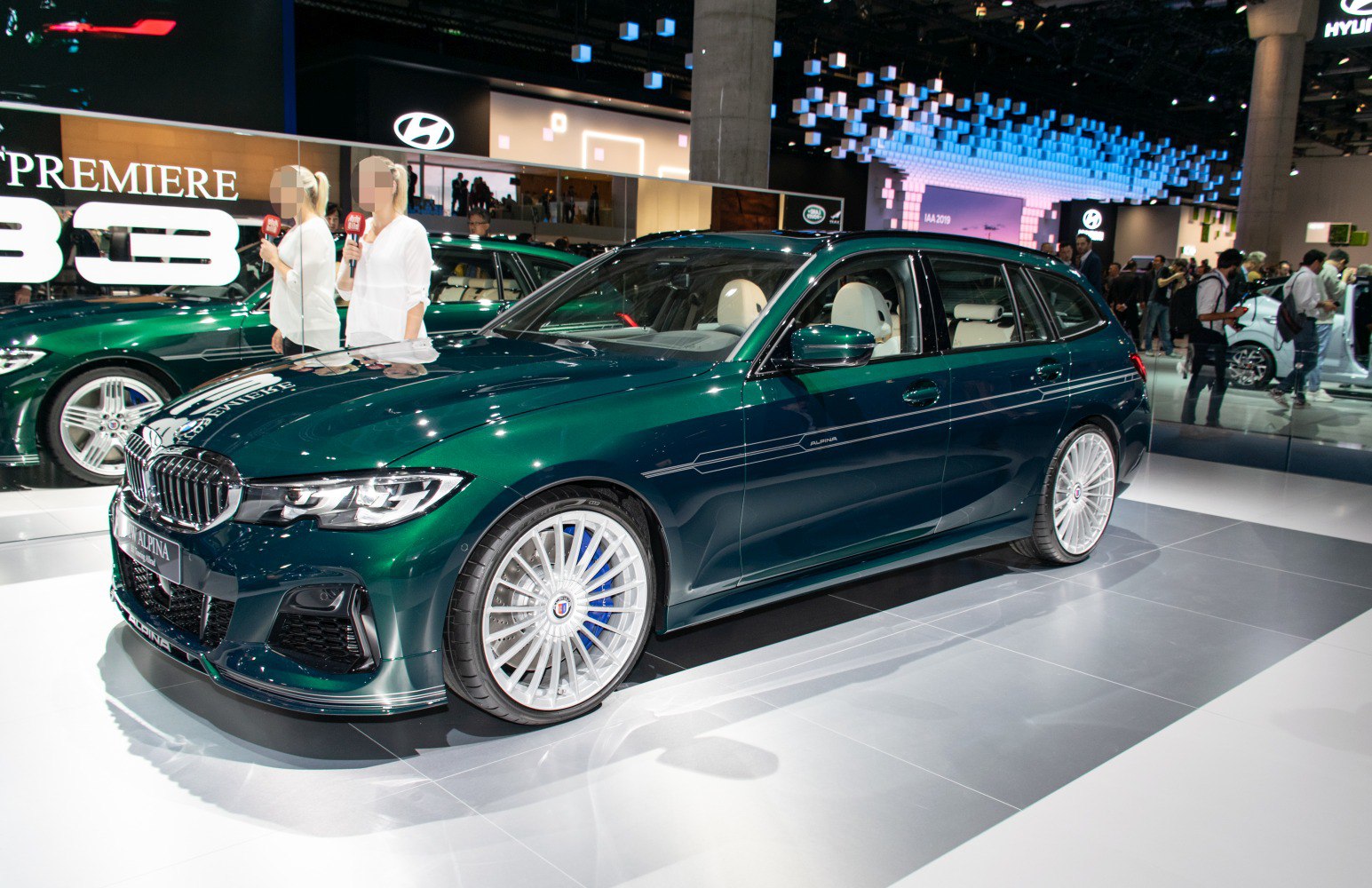 Touring vehicle with Alpina multi-spoke wheels and aerodynamic body design