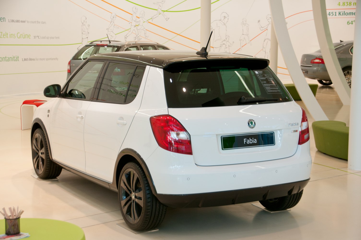 Rear and side hatchback with two-tone body and black wheels