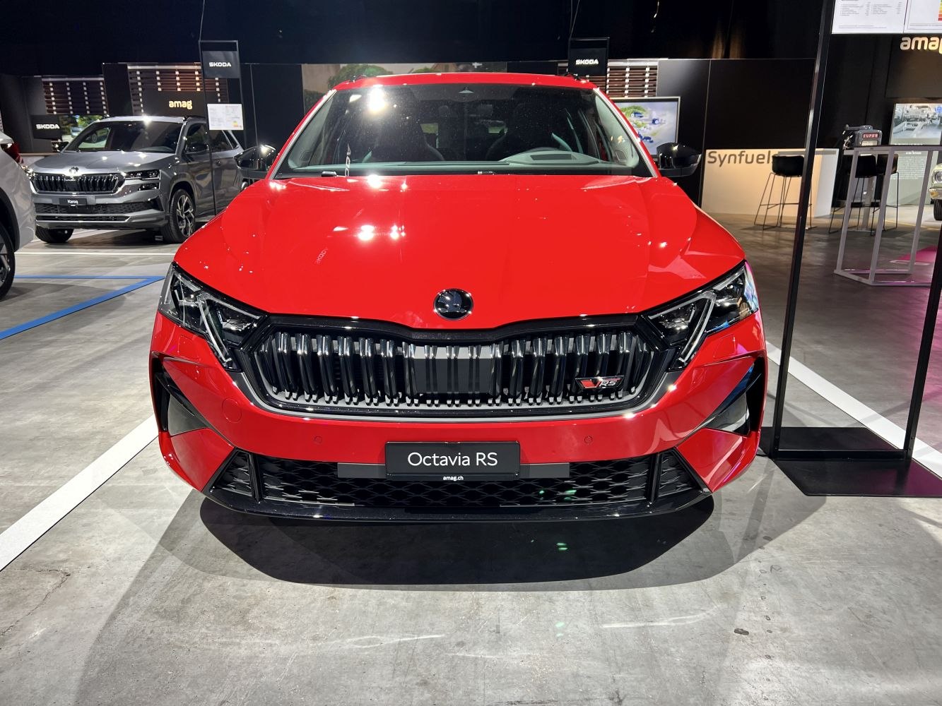 Front grille and LED headlights of a sporty vehicle