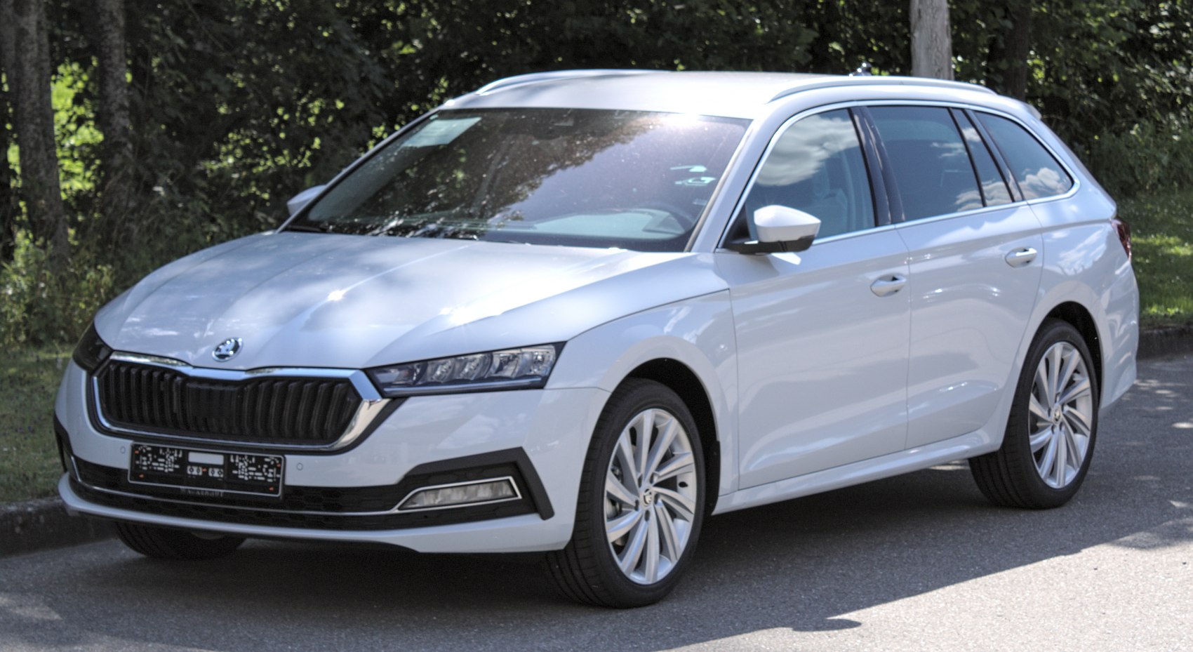 Front angle with LED headlights and alloy wheels