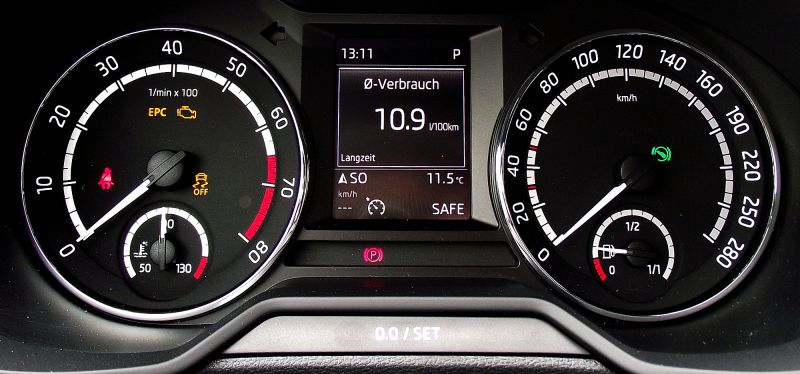 Instrument cluster with tachometer, speedometer and digital fuel consumption display