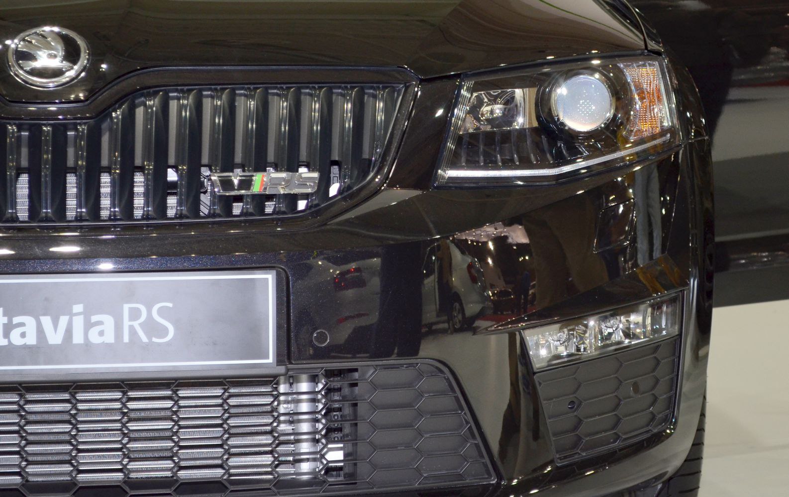 Front grille with RS badge and detailed headlight