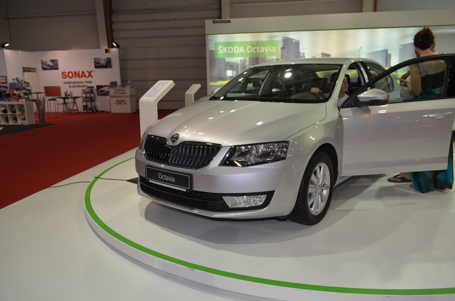 Front grille and headlight design of a sedan