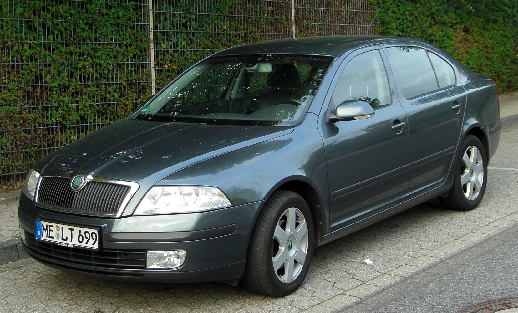 Front-side sedan view with alloy wheels and fog lights