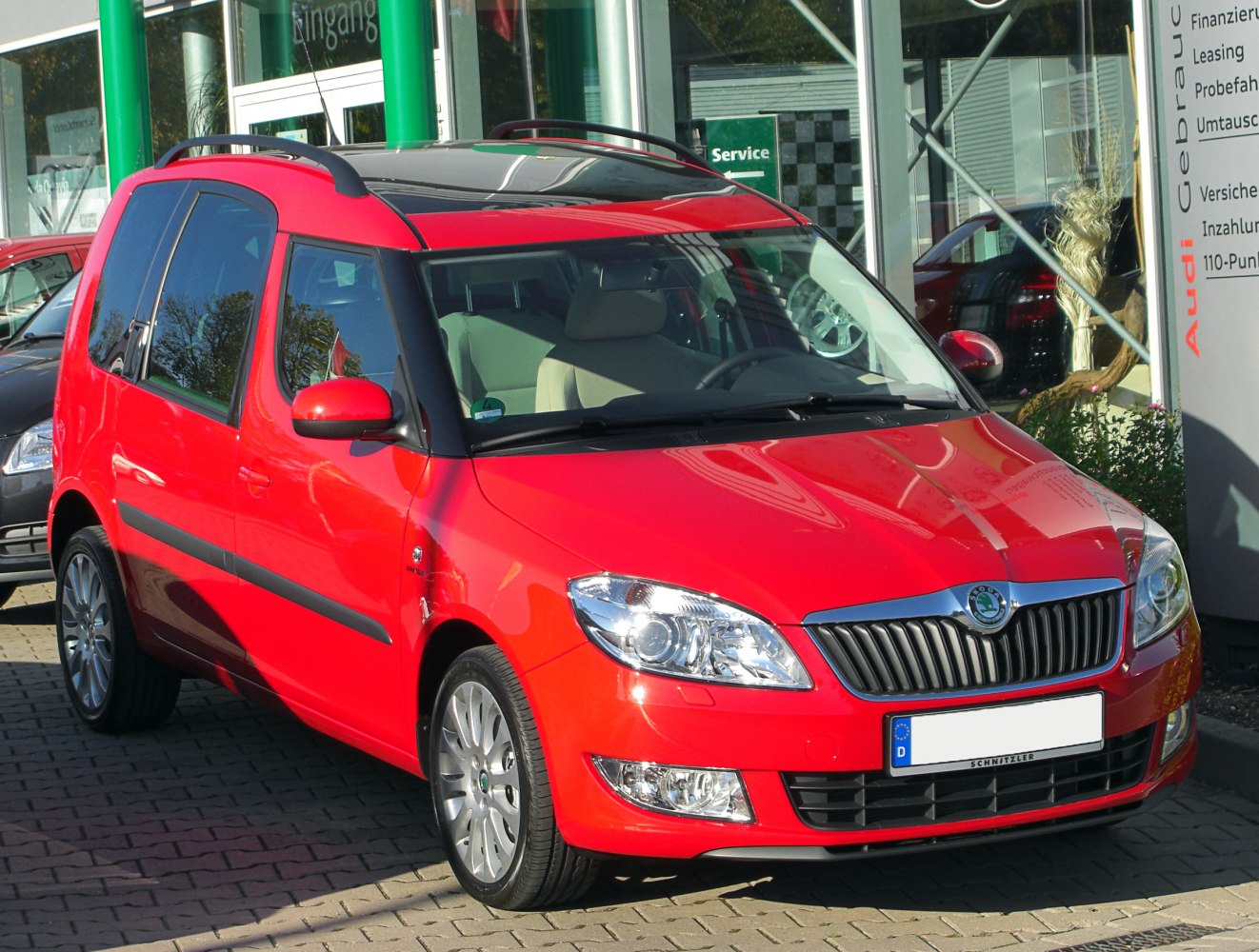 Compact MPV with roof rails and distinctive front grille