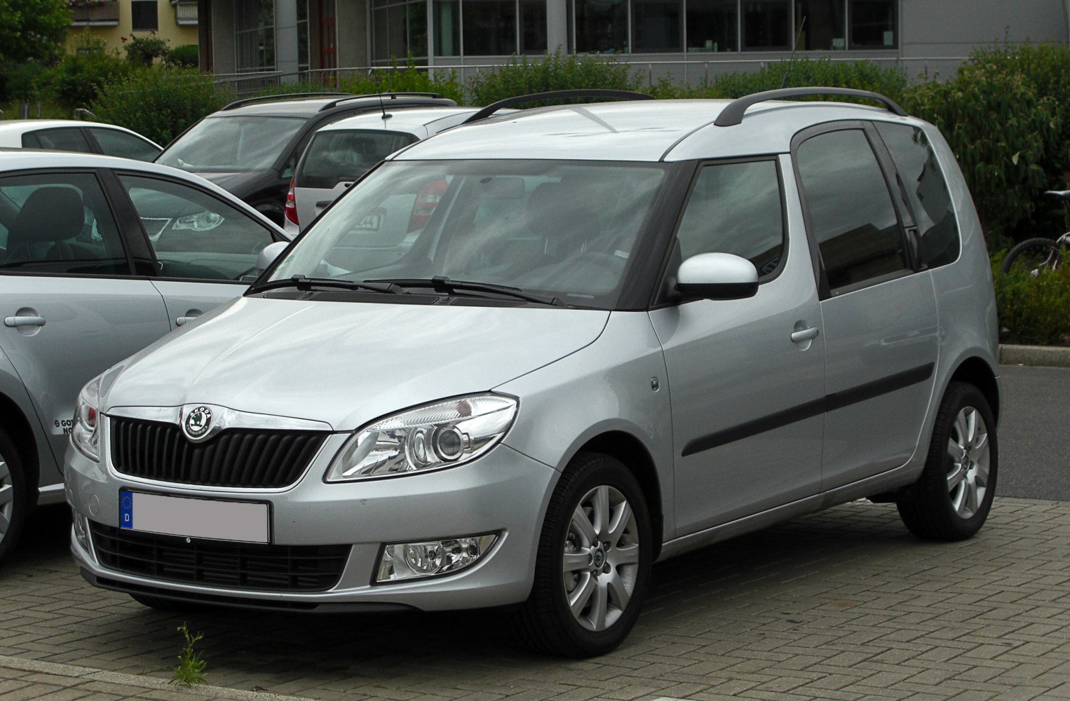 Front and side view of silver facelift 2010 compact MPV with roof rails