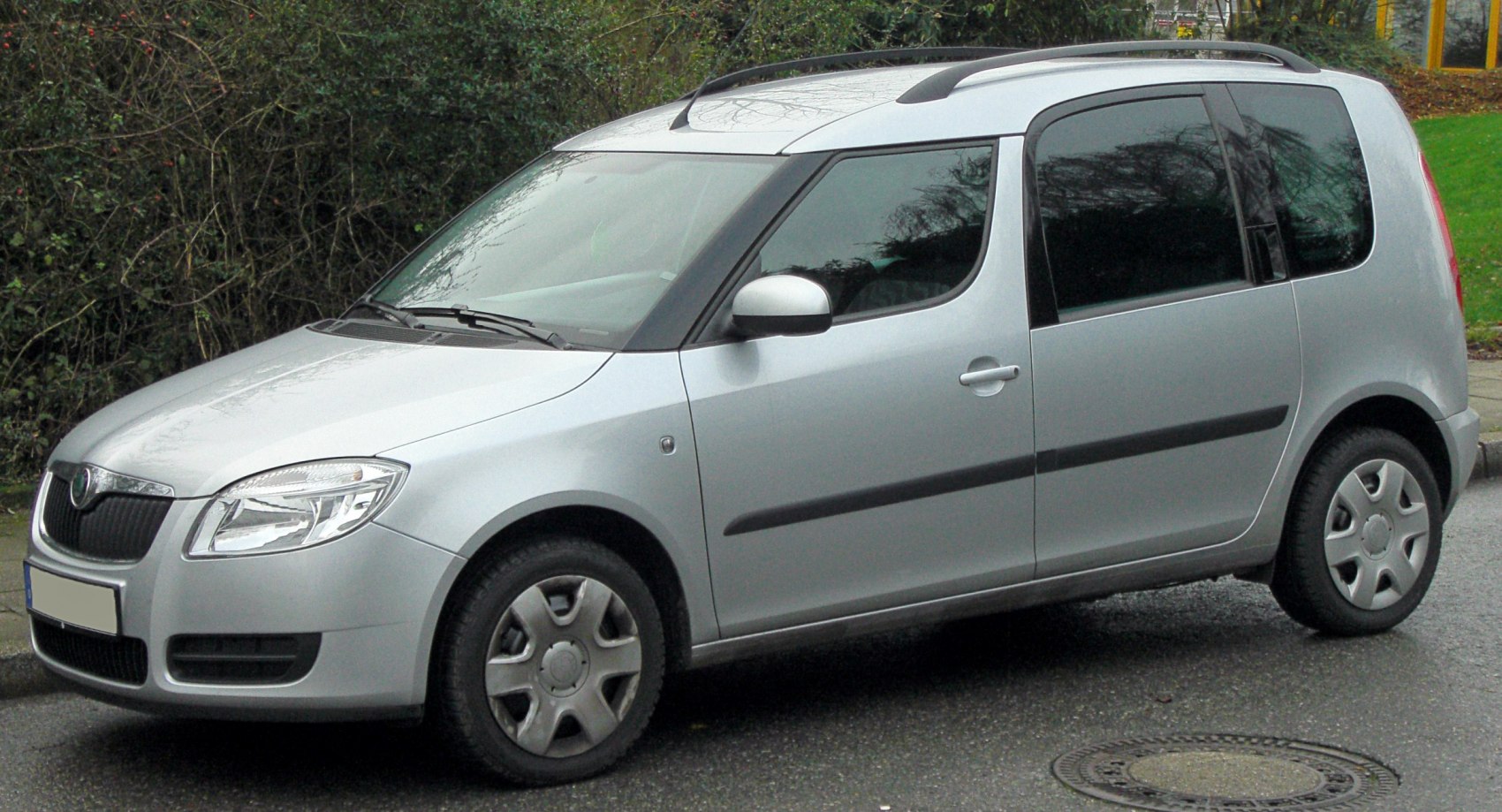 Compact MPV with tall roofline and sliding rear door